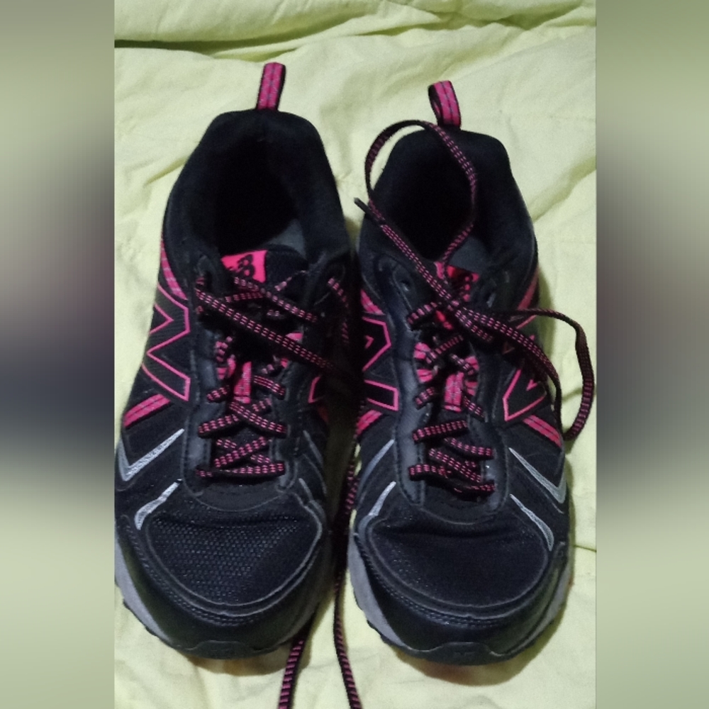Women's new balance sneakers